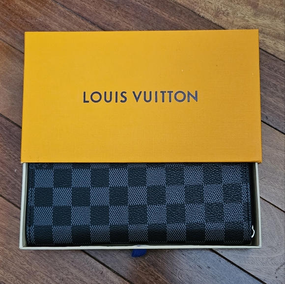 Checkered Black Wallet - Picture 2 of 7